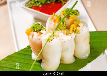 frische typischen vietnamesischen Stil Sommer rollt auf einem Palmblatt Stockfoto