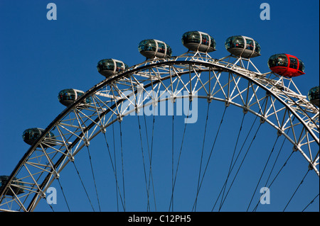 Detail auf dem London Eye Riesenrad vor einem blauen Himmel an einem sonnigen Tag. Stockfoto