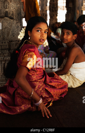 Junge und ein Mädchen sitzen in einem Tempel Kamakshi Amman Tempel, Kanchipuram, Tamil Nadu, Indien Stockfoto