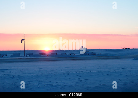 Wiley Post Will Rogers Memorial Airport in Barrow, Alaska auf den ersten Sonnenaufgang und Sonnenuntergang in 84 Tagen. Stockfoto