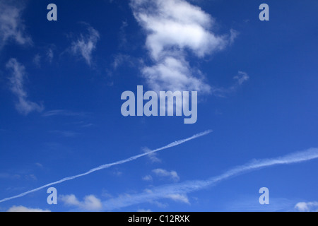 Wolken und Flugzeug Spuren am Himmel Stockfoto