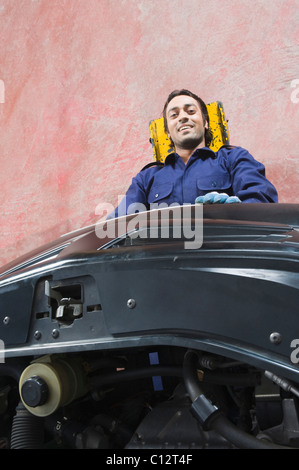 Porträt von Kfz-Mechaniker repariert ein Auto in einer garage Stockfoto