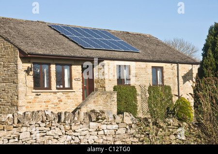 Sonnenkollektoren auf einem modernen Bungalow in Yorkshire, Großbritannien Stockfoto