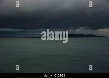 Yacht auf See in Dun Laoghaire, Dubline, Irland Stockfoto