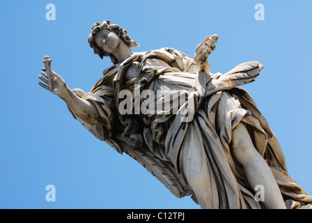 Engel mit Nägeln auf der Brücke von San Angelo, Vatikanstadt, Rom, Italien Stockfoto