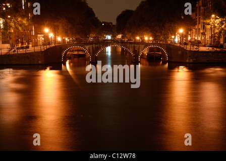 Beleuchtete Brücke in Amsterdam bei Nacht Stockfoto