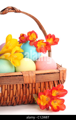 Korb voller Ostereier und Frühlingsblume Stockfoto