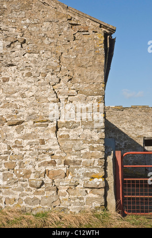 Scheune Wand zeigt großen Riss in der Giebelseite. Stockfoto