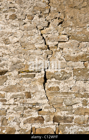 Scheune Wand zeigt großen Riss in der Giebelseite. Stockfoto