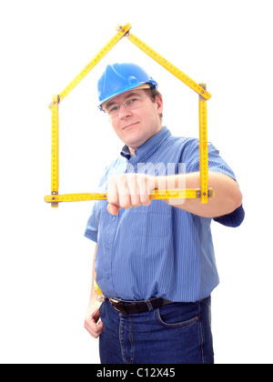 Bauleitung mit blauen Helm sein Gesicht mit gelben Holz Zollstock in Form von Haus über weiße Rahmung Stockfoto