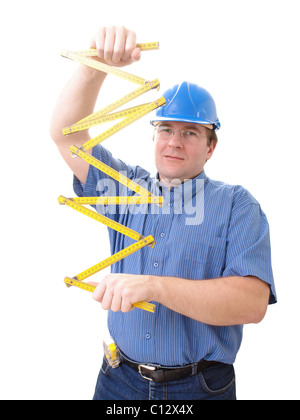 Bauingenieur tragen blaue Helm sich entfaltenden gelben Zollstock über weiß Stockfoto