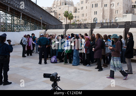 Morgengebet wurden heute von Frauen von der Wand auf die Frauen der Kotel durchgeführt. Jerusalem, Israel. 03.07.2011. Stockfoto