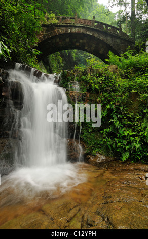 Wasserfall und Brücke im Wulingyan National Park in der chinesischen Provinz Hunan Stockfoto