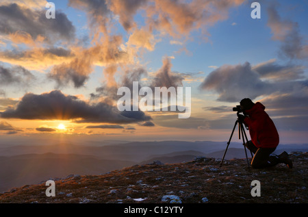 Fotografen unter Bild des Sonnenaufgangs auf Tschatyr dag Bergplateau auf der Krim Stockfoto