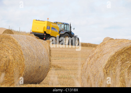 Bauern machen haybales Stockfoto