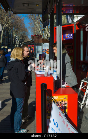 Paar-Kauf von Tickets FC Barcelona Stand entlang der Ramblas Avenue Barcelona Catalunya Spanien Europa Stockfoto