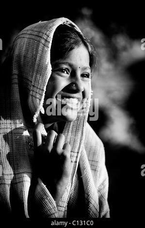 Lächelt glücklich Indianerdorf Mädchen Porträt. Andhra Pradesh, Indien. Monochrom Stockfoto