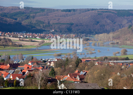 Flut Wasser aus schmelzender Schnee auf der Weser, Gemeinde Odelsheim, Niedersachsen, Deutschland Stockfoto