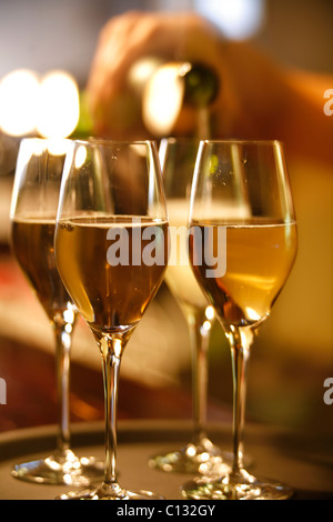 Champagner wird gegossen Stockfoto