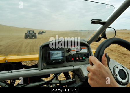 Ansicht des ATV-Konvoi auf Wüstentour Fahrt durch Sanddünen Swakopmund Namibia Reisen Sport Transport Urlaub Aktion Stockfoto