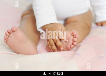 Nahaufnahme eines Babys fühlen ihre Füße, Cape Town, Südafrika. Stockfoto