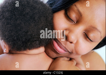 Nahaufnahme von Mutter umarmt ihr Baby, Cape Town, Südafrika. Stockfoto