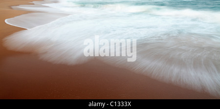 Surfen Sie am Strand Thompsons Bay, Provinz KwaZulu-Natal, Südafrika Stockfoto