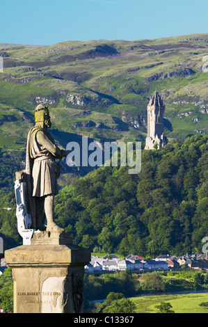 Blick von Stirling Castle Esplanade von The National Wallace Monument und eine Statue von König Robert the Bruce. Stirling, Schottland. Stockfoto