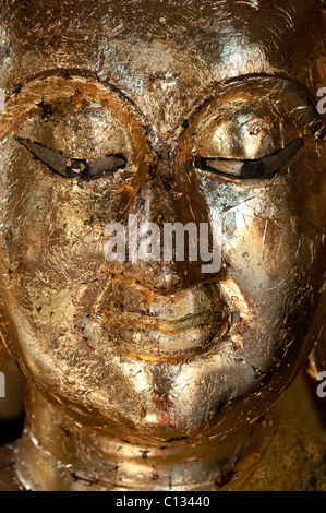 Nahaufnahme von Blattgold bedeckt Buddha Gesicht, Wat Phra, dass Haripunjaya, Lamphun, Thailand Stockfoto