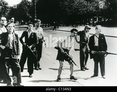 Befreiung von PARIS vorsichtig französischen Widerstandskämpfer sehen deutsche Einheiten im August 1944 Stockfoto