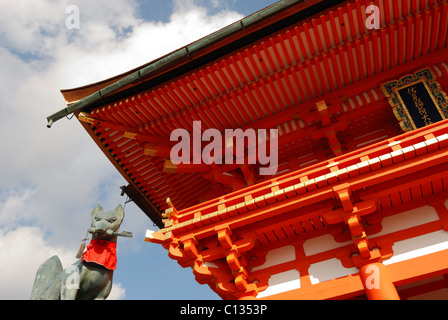 Detail des Haupttempels im Fushimi Inari-Schrein in Kyoto, Japan, dem Inari oder Reis Gott gewidmet Stockfoto