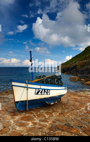 Kleines Fischerboot ruht auf der Helling Penberth Cove Stockfoto