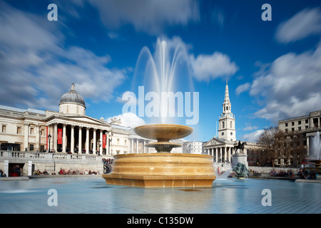 Trafalgar Square - Zentrum von London. Lange Exposition Rendering Bewegung in beiden Brunnen und Bewölkung. Stockfoto