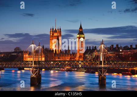 Blick über den Fluss Themse in Richtung der Palace of Westminster, goldenes Jubiläum und Hungerford Brücken Stockfoto