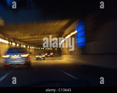 USA, Staat New York, Brooklyn, New York City Autos auf der Autobahn bei Nacht Stockfoto