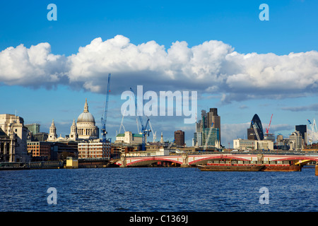 Blick über den Fluss Themse in Richtung der City of London und St. Pauls Cathedral Stockfoto