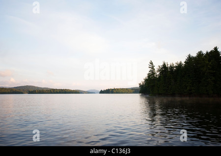 USA, New York State, Adirondack Mountains, Upper Saranac Lake Morgen Stockfoto