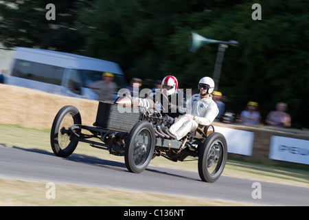 Ein 1905 Darracq 200PS im Goodwood Hill während der Festival of Speed 2010 steigen. Stockfoto