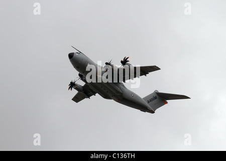 Airbus A400M fliegen overhead bei der Royal International Air Tattoo in Fairford 2010. Stockfoto