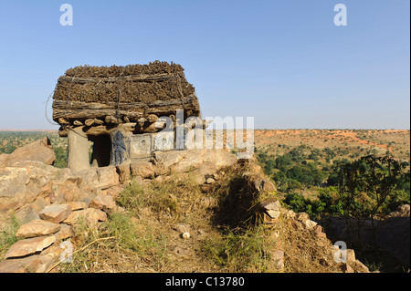 Tōgu-Na in Amani Dorf. Gondo-Ebene im Hintergrund. Zahlt Dogon, Mali Stockfoto