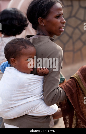 Mutter mit Kind auf Rücken. Antsirabe. Östlichen Madagaskars. Stockfoto