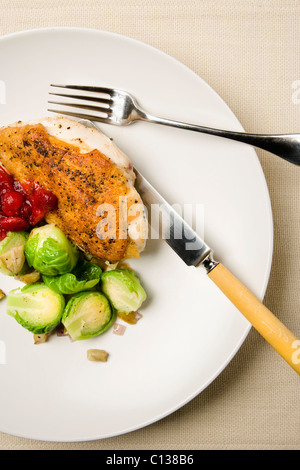 Hähnchen essen mit Rosenkohl Stockfoto