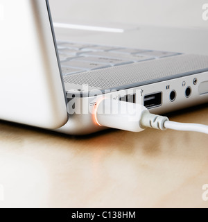 Studioaufnahme von Laptop mit Kabel Stockfoto