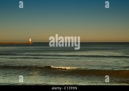 Mole und Leuchtturm am Berwick-upon-Tweed, Northumberland, England an einem sonnigen Wintertag im Januar. Stockfoto