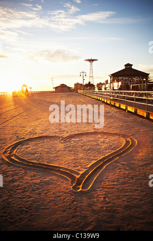USA, New York City, Coney Island, Liebesherz in sand Stockfoto