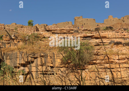 Niongono Dorf hoch auf einer Klippe gelegen. Dogonplateau, Mali. Stockfoto