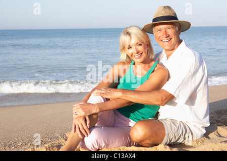 Senior paar sitzt am Strand zu entspannen Stockfoto