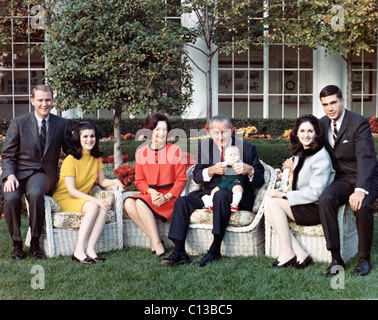 Präsident LYNDON B.JOHNSON, posiert auf dem Rasen des weißen Hauses, mit seiner Familie, Pat & Luci Nugent, Lady Bird, LBJ, Lyn Nugent, Lynda & Chuck Robb, 1967. Stockfoto