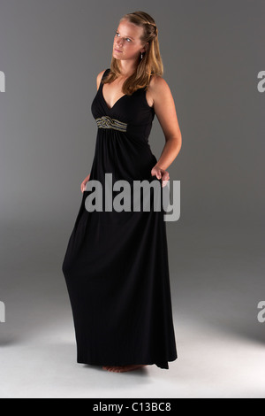 Junge Frau posiert im Abendkleid Stockfoto