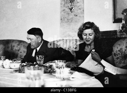 Von links: Adolf Hitler, Eva Braun, ca. 1940 Stockfoto